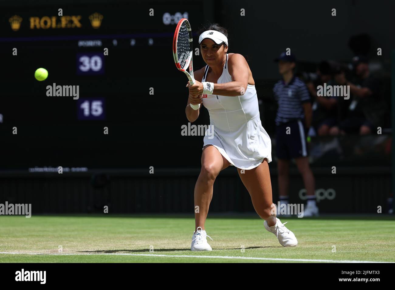 3.. Juli 2022, All England Lawn Tennis and Croquet Club, London, England; Wimbledon Tennisturnier; Heather Watson während ihres Damen-Einzelspieles gegen Jule Niemeier Stockfoto