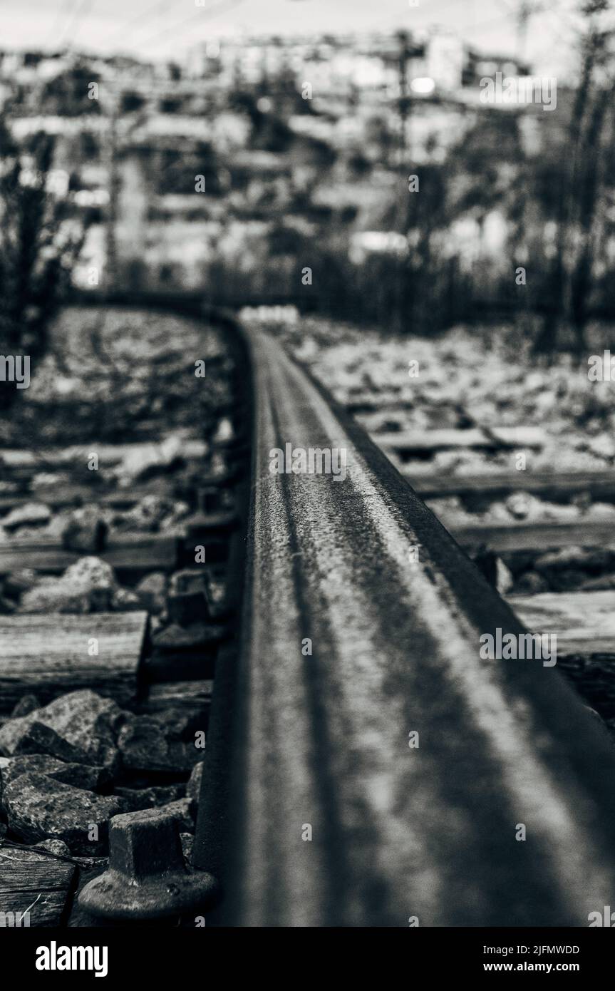 Gebogene Bahnstrecke und blanck und weiß Stockfoto