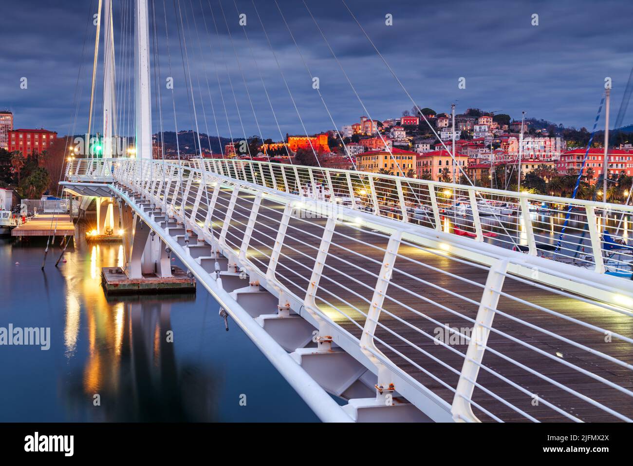La Spezia, die Skyline der Stadt und die Brücke von der Abenddämmerung des Hafens. Stockfoto
