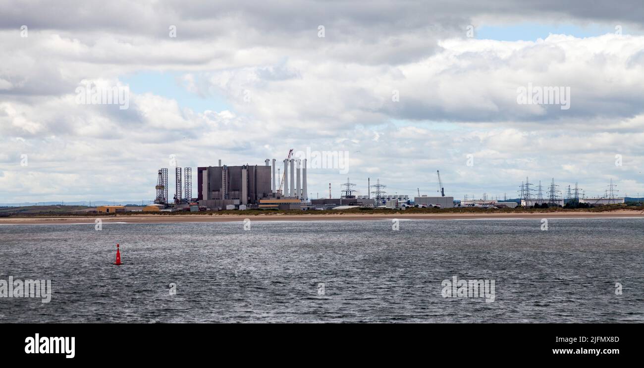 Kernkraftwerk Hartlepool, Windkraftanlagen und demisionierte Ölbohrinseln im Hafen von Seaton, aus der Sicht von South Gare, Redcar, England, Großbritannien Stockfoto