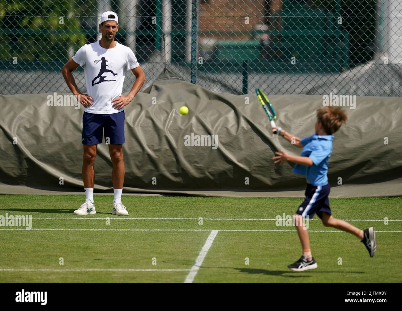 Novak Djokovic und Sohn Stefan während einer Trainingseinheit am 8. Tag der Wimbledon Championships 2022 im All England Lawn Tennis and Croquet Club, Wimbledon. Bilddatum: Montag, 4. Juli 2022. Stockfoto