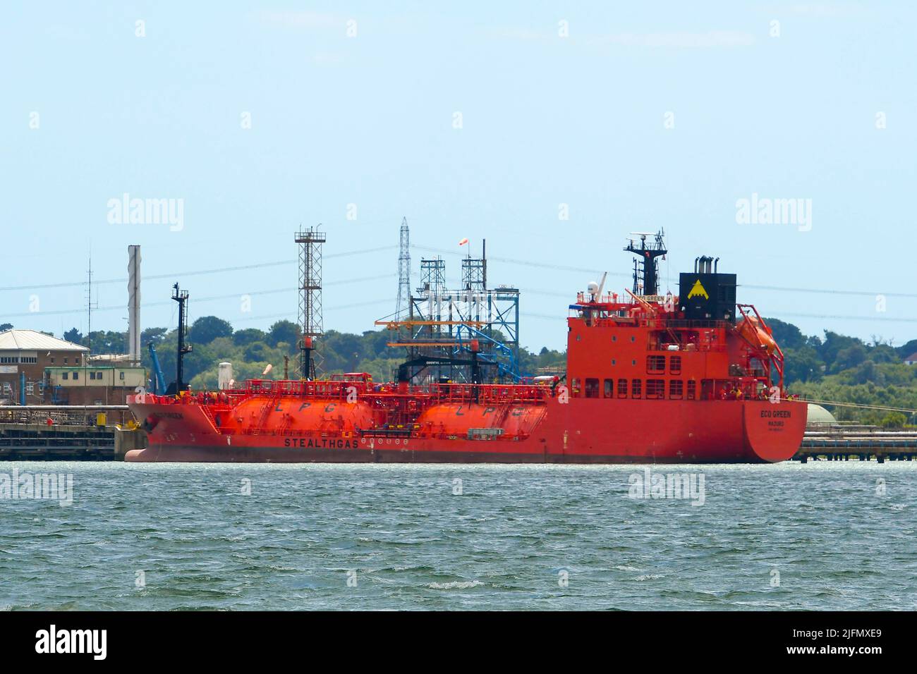 Fawley, Hampshire, Großbritannien. 4.. Juli 2022. Allgemeine Ansicht des LPG-Tankers ECO Green, der an der Ölraffinerie Fawley andockt, die am Ufer des Southampton Water in der Nähe von Southampton in Hampshire liegt und sich im Besitz der ESSO Petroleum Company befindet. Bildnachweis: Graham Hunt/Alamy Live News Stockfoto