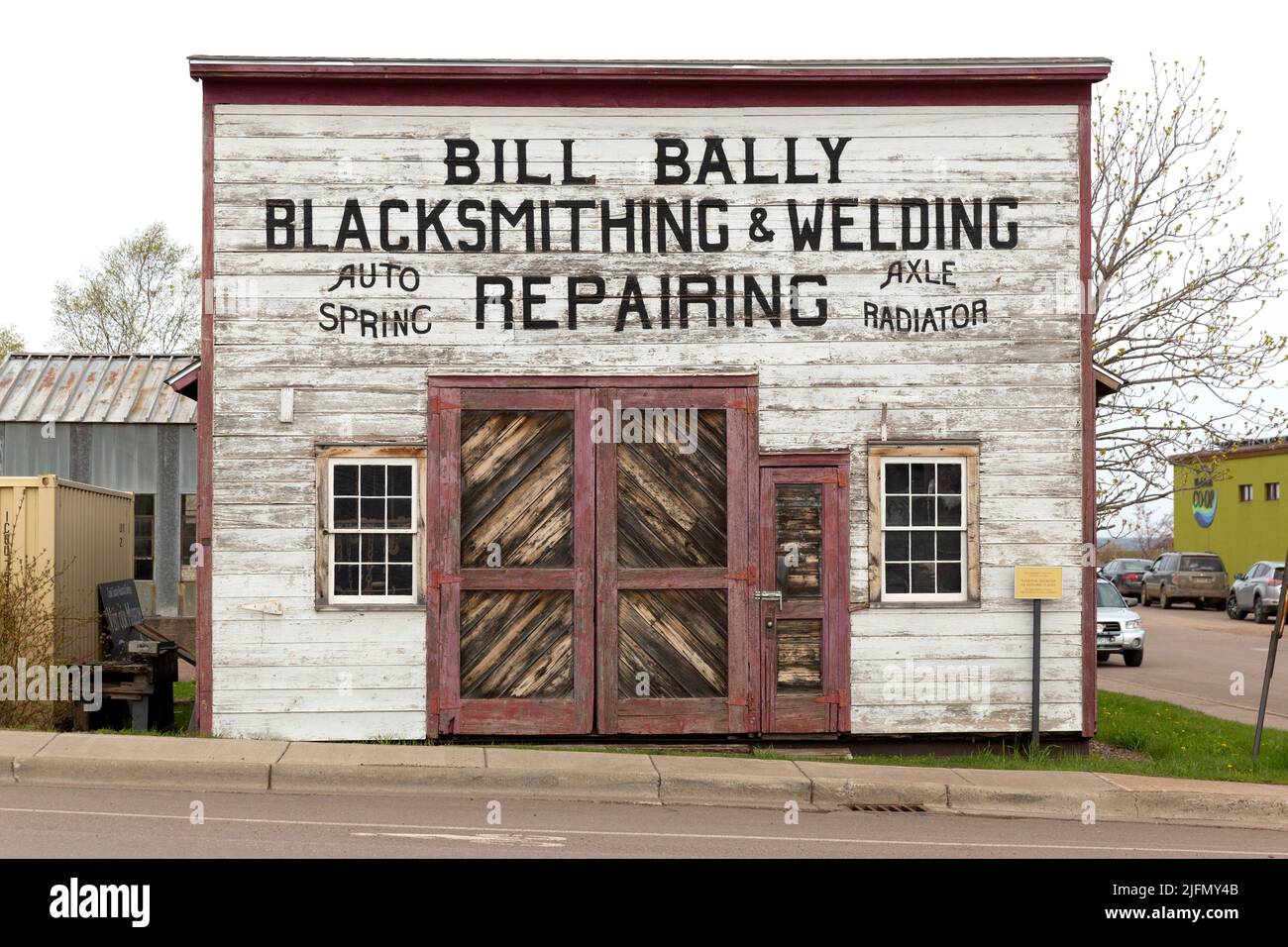 Außenansicht der historischen Schmiede- und Schweißwerkstatt Bill Bally aus dem Jahr 1911 in Grand Marais, Minnesota Stockfoto