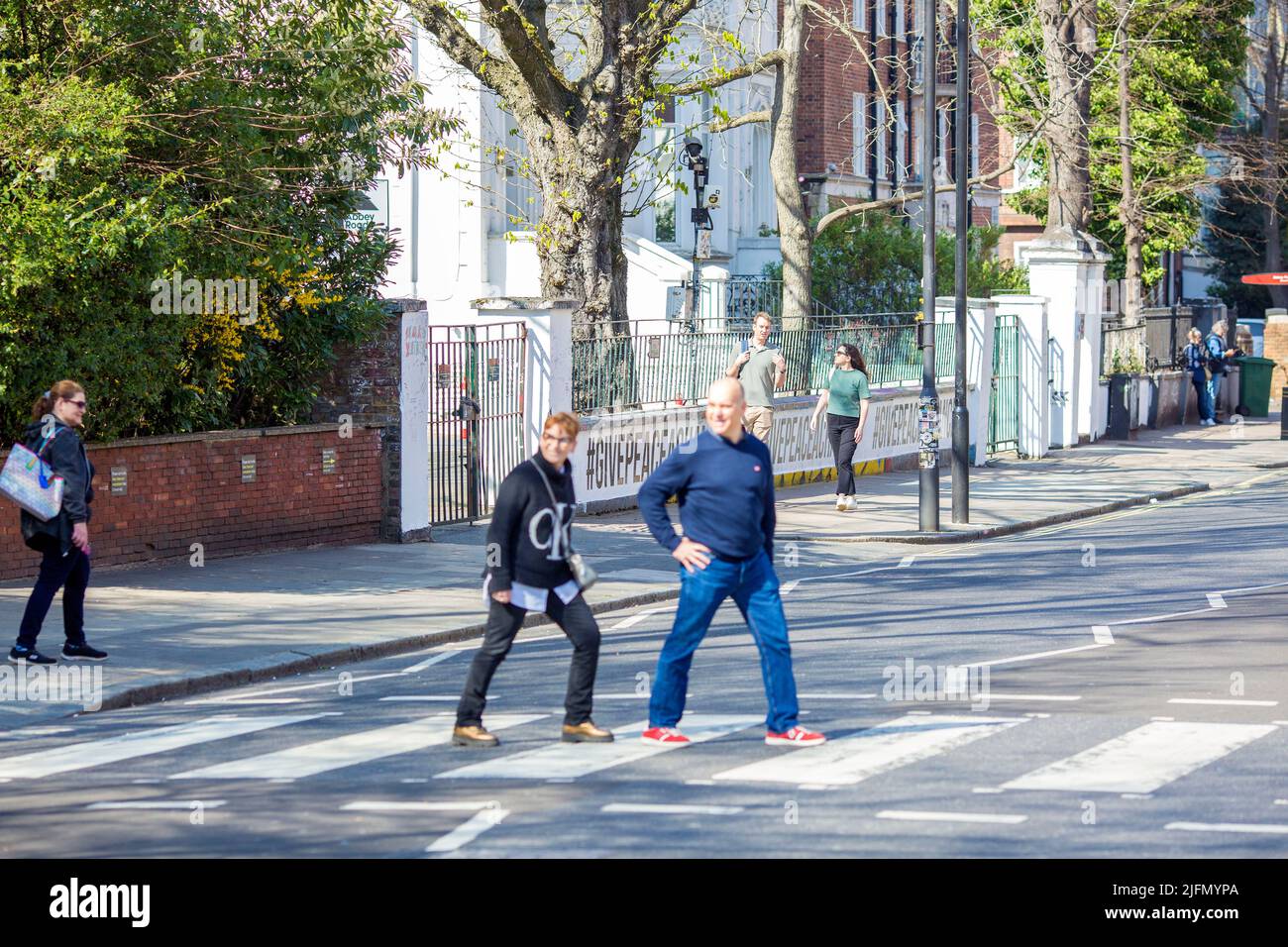 Um den Zebrastreifen vor den Abbey Road Studios in London versammeln sich Menschen. Stockfoto