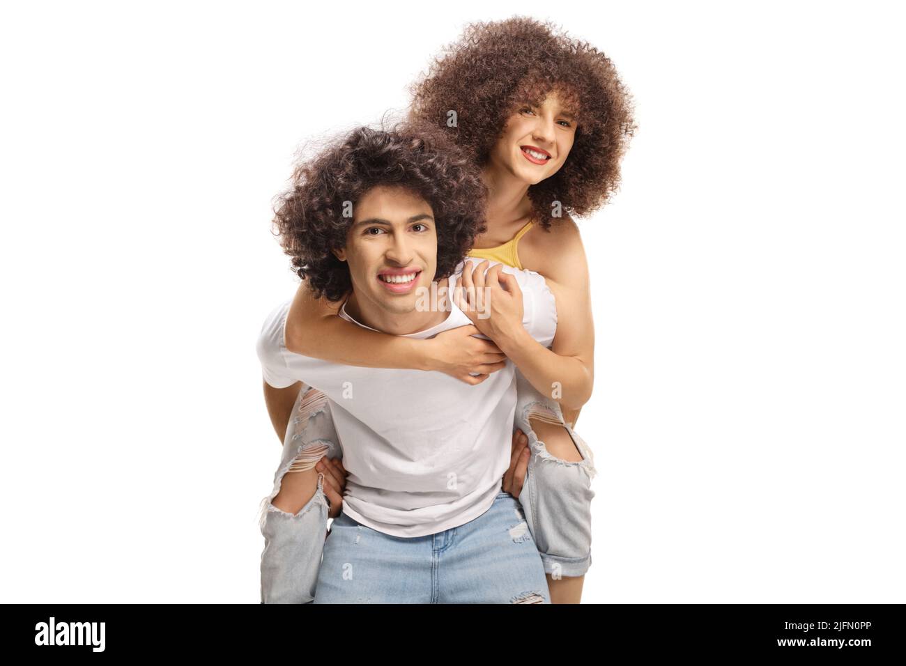 Kerl trägt ein Mädchen mit afro Frisur auf seinem Rücken isoliert auf weißem Hintergrund Stockfoto