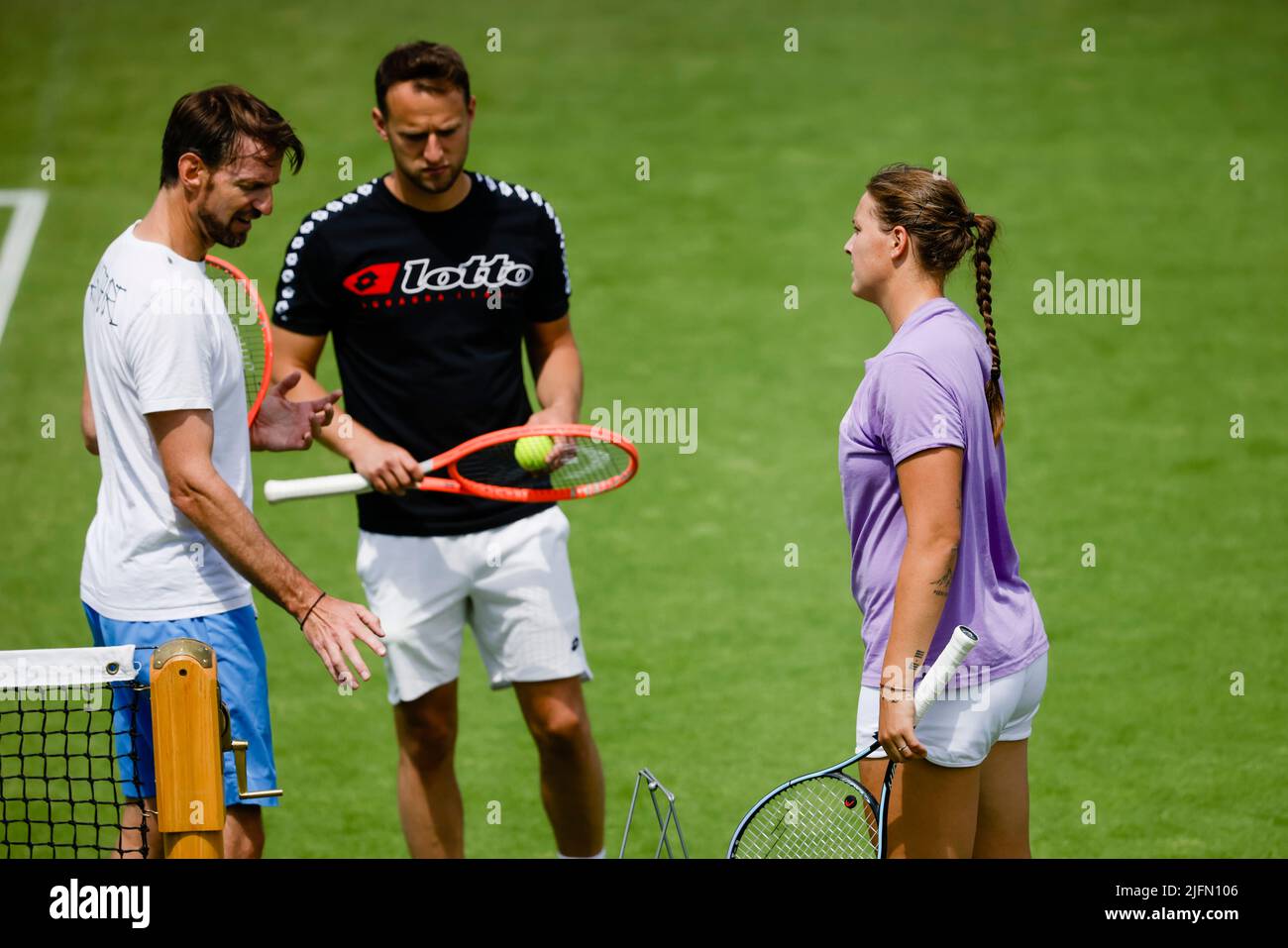 London, Großbritannien. 04.. Juli 2022. Tennis: Grand Slam/WTA Tour - Wimbledon, Singles, Frauen, Training, die deutsche Jule Niemeier (r) steht mit Trainer Christopher Kas auf dem Trainingsfeld. Quelle: Frank Molter/dpa/Alamy Live News Stockfoto