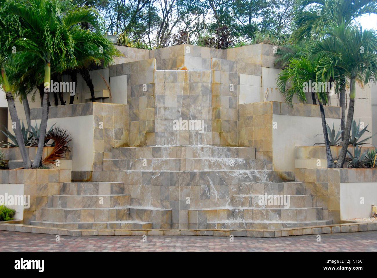 Großer, dekorativer Wasserfall auf dem Gelände eines Hotels in Miami, Florida, USA Stockfoto