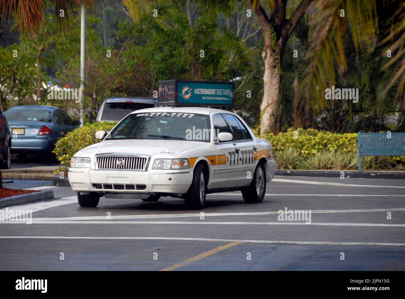 Taxi wartet in einem speziellen Bereich auf dem Hotelparkplatz Miami, Florida, USA, dem Sunshine State Stockfoto