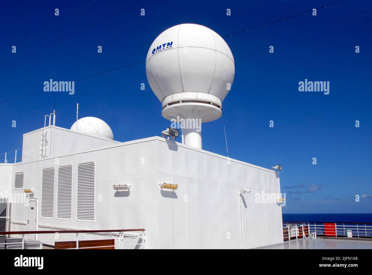 Gehäuse für technische Ausrüstung für Navigation und Kommunikation an Bord eines Kreuzfahrtschiffes in der Karibik Stockfoto