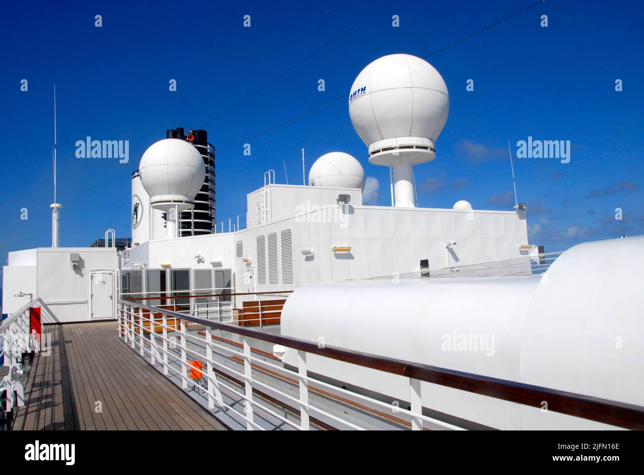 Gehäuse für technische Ausrüstung für Navigation und Kommunikation an Bord eines Kreuzfahrtschiffes in der Karibik Stockfoto