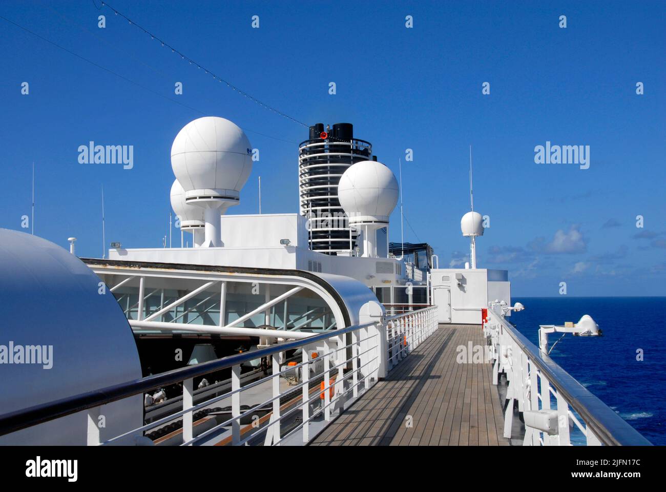 Gehäuse für technische Ausrüstung für Navigation und Kommunikation an Bord eines Kreuzfahrtschiffes in der Karibik Stockfoto