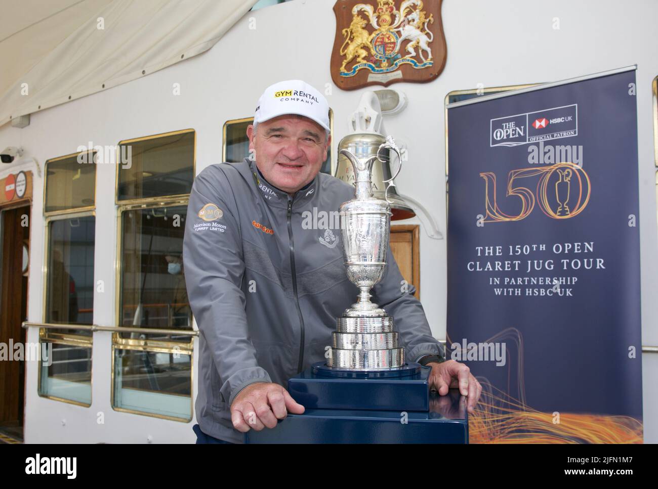 Edinburgh, Schottland, 04/07/2022, Paul Lawrie mit Claret Jug 3, ' mit 'Edinburgh, Schottland, 04/07/2022, 1999 Gewinner Paul Lawrie mit dem Claret Jug bei seinem Besuch der Royal Yacht Britannia im Rahmen einer Tour durch Großbritannien, Edinburgh, Schottland, 04/07/2022, Paul Lawrie mit Claret Jug 3, Stockfoto