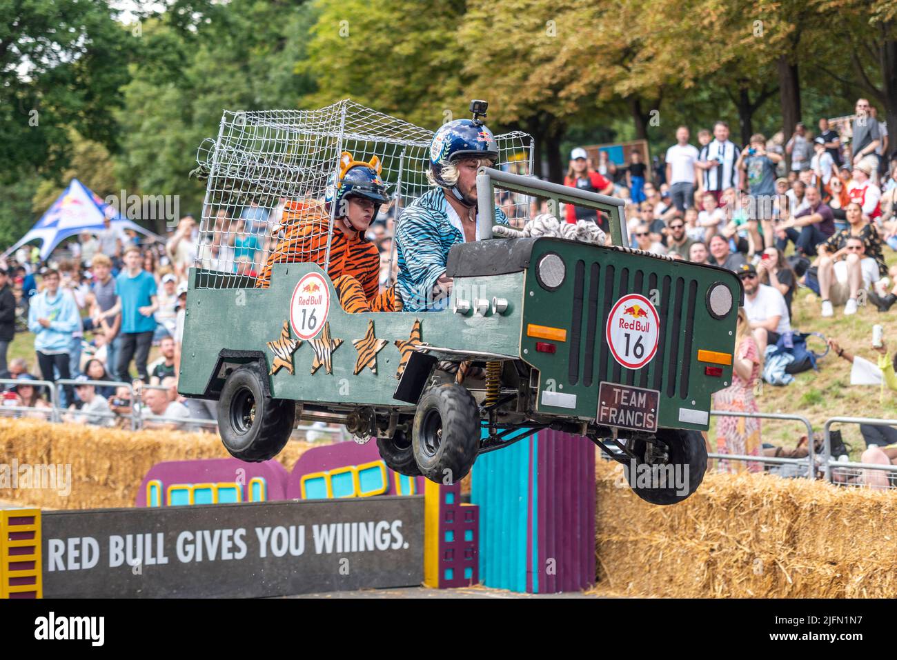 Team IT's Team Francis Kart macht den letzten Sprung beim Red Bull Soapbox Race 2022 im Alexandra Palace in London, Großbritannien. Stockfoto