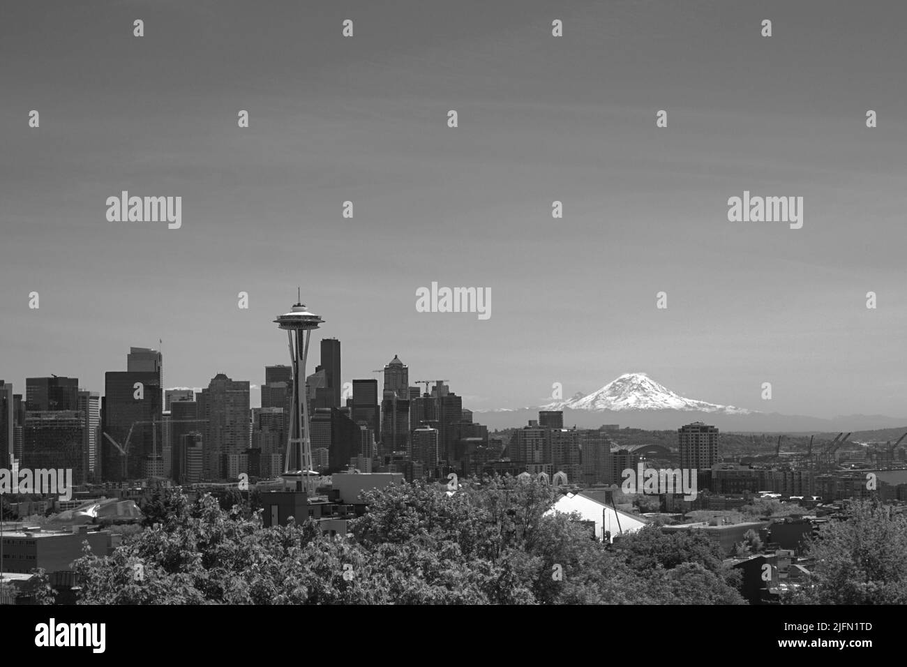 Seattle Washington Skyline mit der Space Needle und Mt Rainer in Schwarz und Weiß. Foto aus dem Kerry Park Stockfoto
