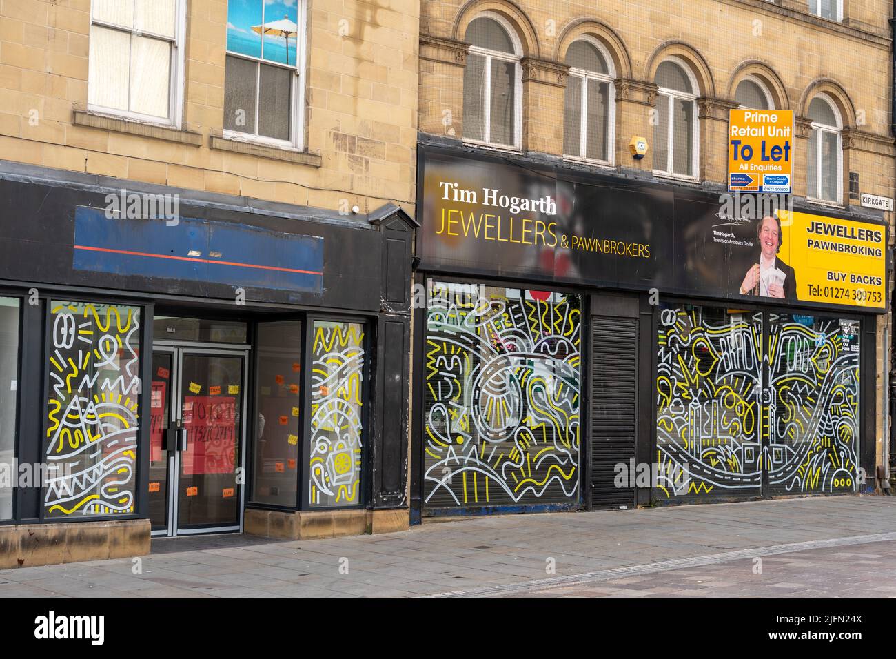Kunstwerke auf den Fenstern leerer Geschäfte in Kirkgate, in der Stadt Bradford, Großbritannien. Stockfoto