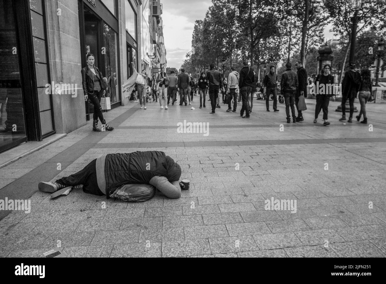 05-14-2016 Paris Bettler auf der Champs Elysees in Paris. Menschen gehen im Mai. Stockfoto