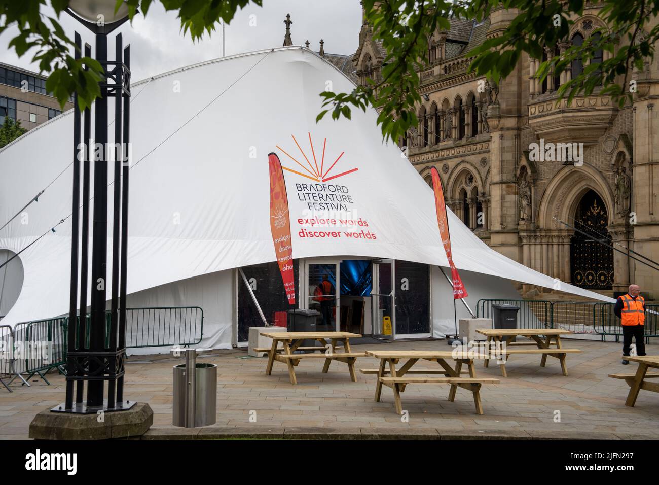 Blick auf das Zelt am Centenary Square während des Bradford Literature Festival, Bradford, Großbritannien. Kunst- und Kulturkonzept. Stockfoto