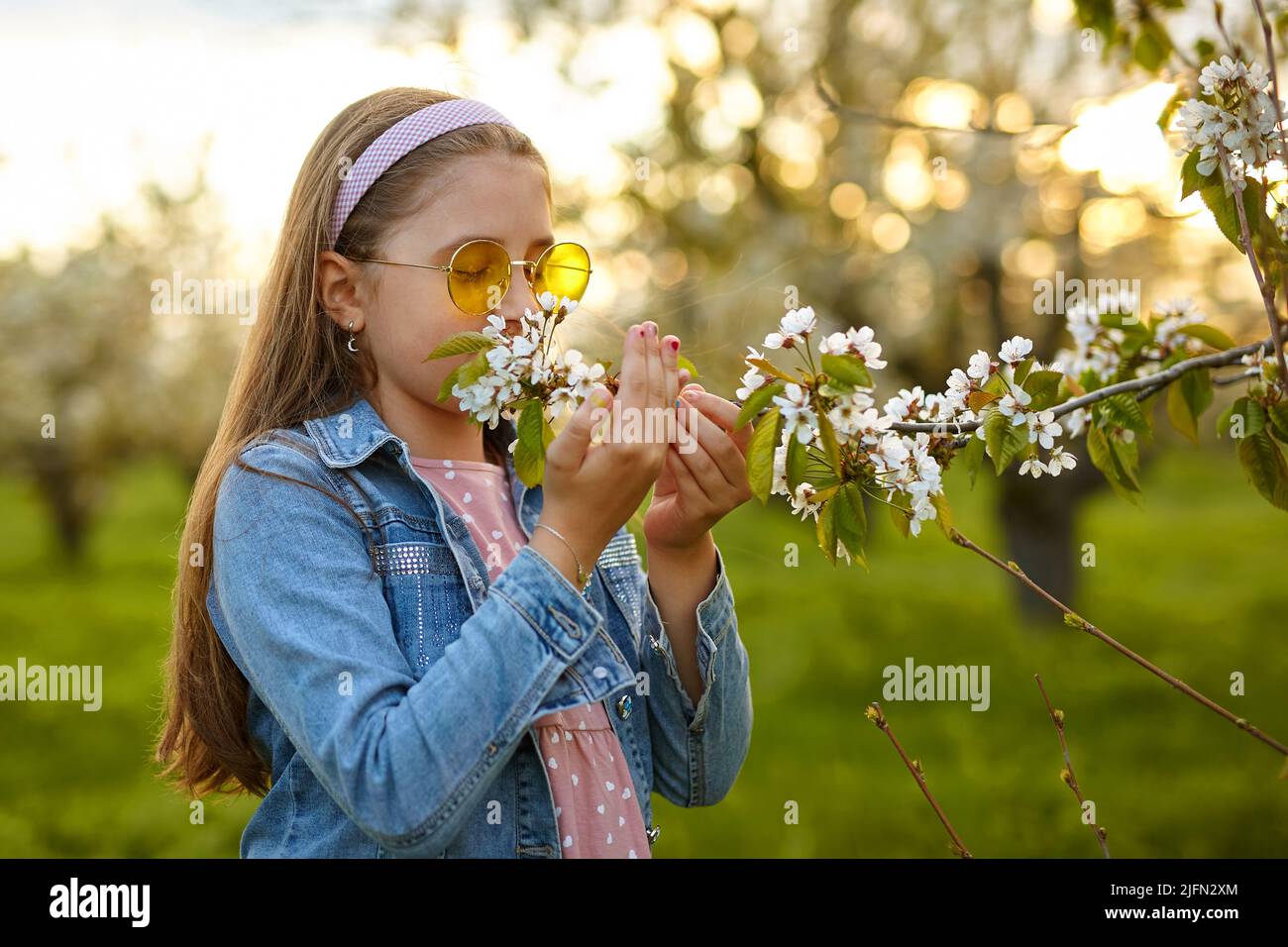 Kleines glückliches Kind Mädchen in schönen Frühlingsgarten. Stockfoto