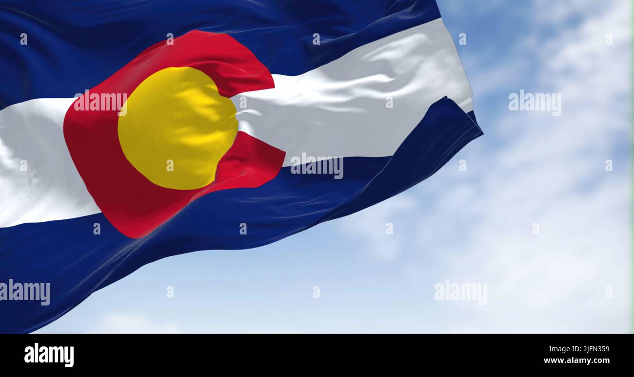 Die Flagge des US-Bundesstaates Colorado winkt im Wind. Colorado ist ein Staat in der Unterregion Mountain West der westlichen Vereinigten Staaten Stockfoto