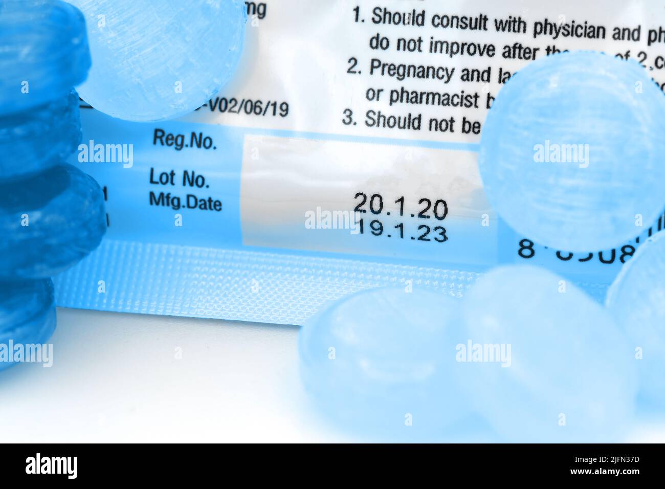 Herstellungsdatum und Verfallsdatum auf einigen pharmazeutischen Verpackungen in Blautönen. Stockfoto