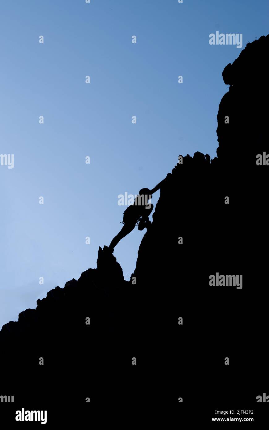 Silhouette einer erfolgreichen jungen Kletterin den Bergen Konzept von Selbstverbesserung, Motivation, Bewegungs-Inspiration, Motivationszielen. Adve Stockfoto