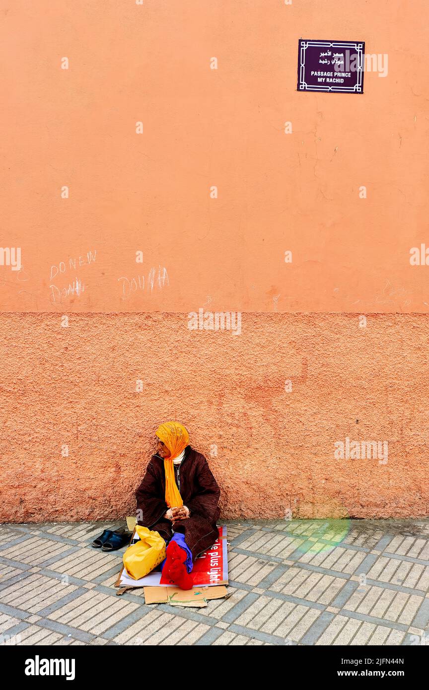 Marokko Marrakesch. Ein Bettler in der Altstadt Stockfoto