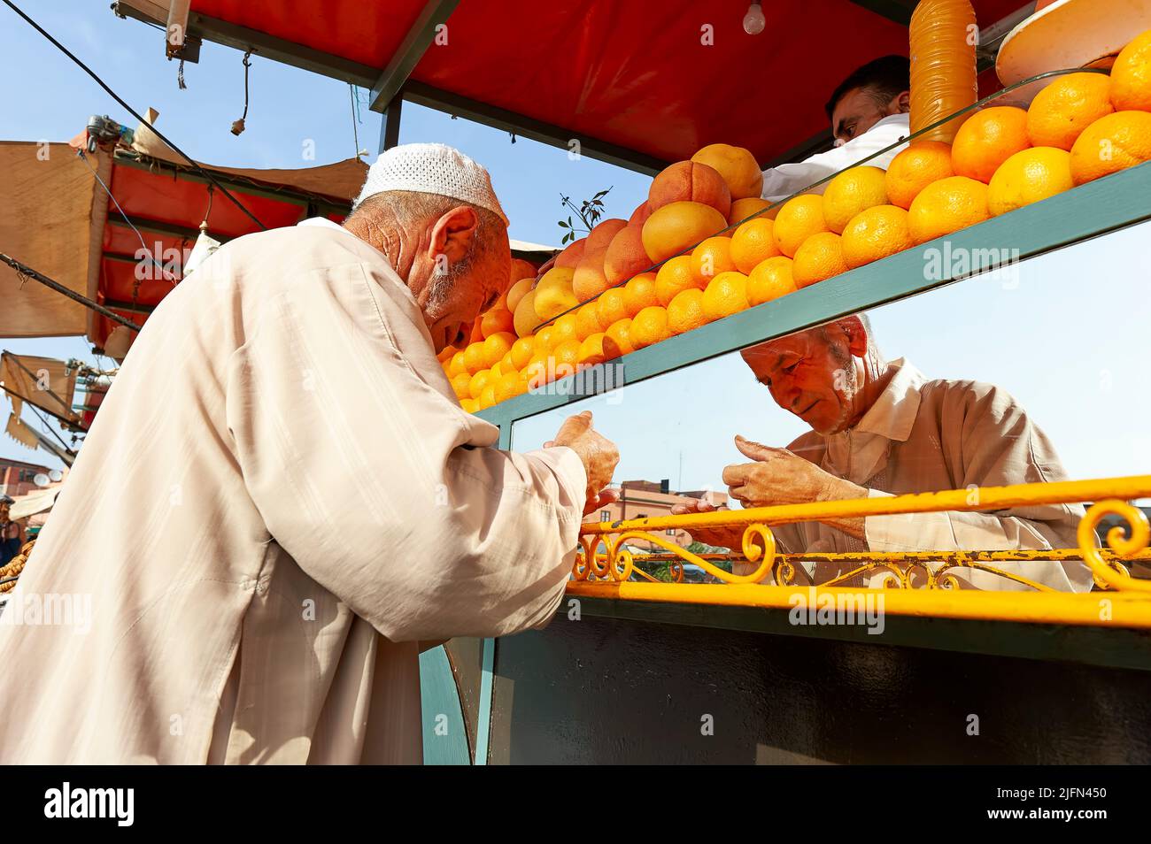 Marokko Marrakesch. Stand mit frischem Orangensaft auf dem Djema el Fnaa Platz Stockfoto