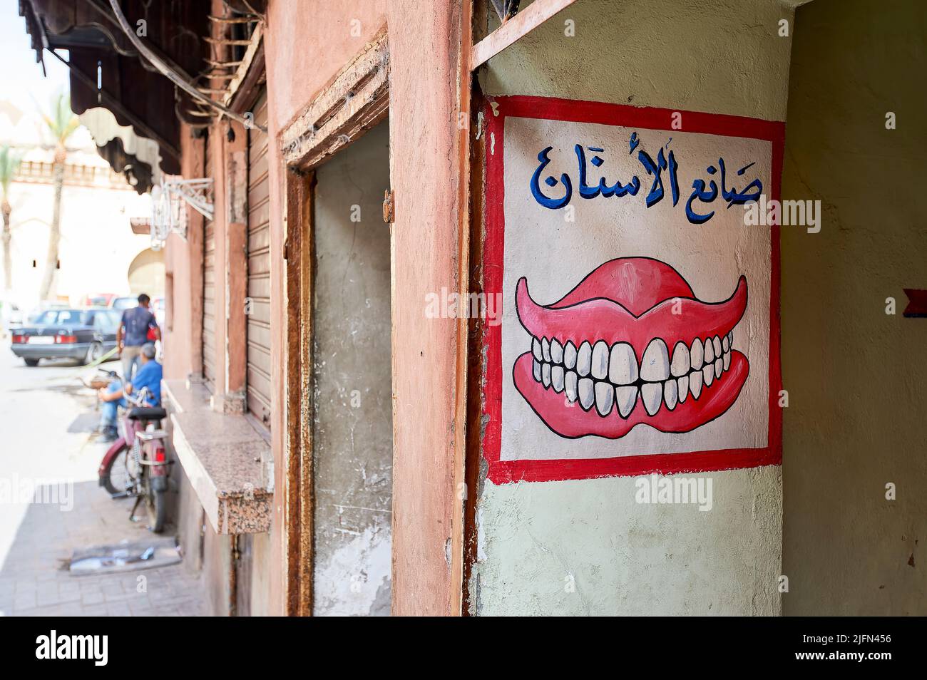Marokko Marrakesch. Der Eingang einer Zahnarztpraxis Stockfoto