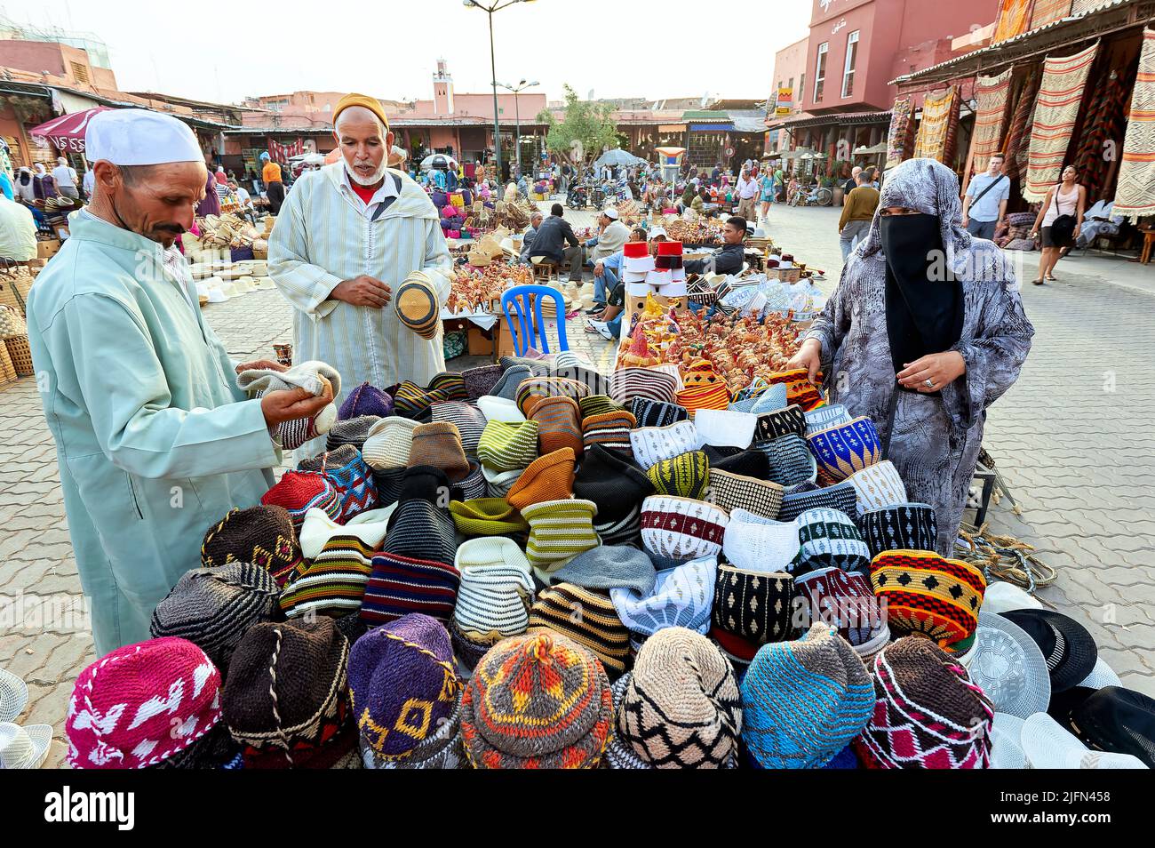 Marokko Marrakesch. Verkauf von marokkanischen Hüten auf dem Markt Stockfoto