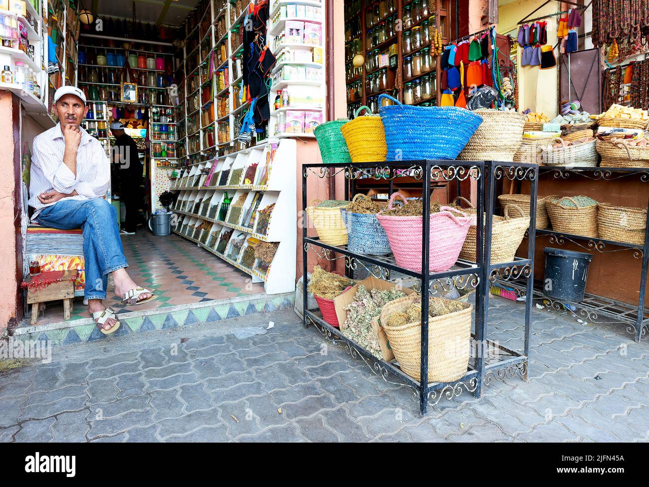 Marokko Marrakesch. Geschäfte in der Medina Stockfoto