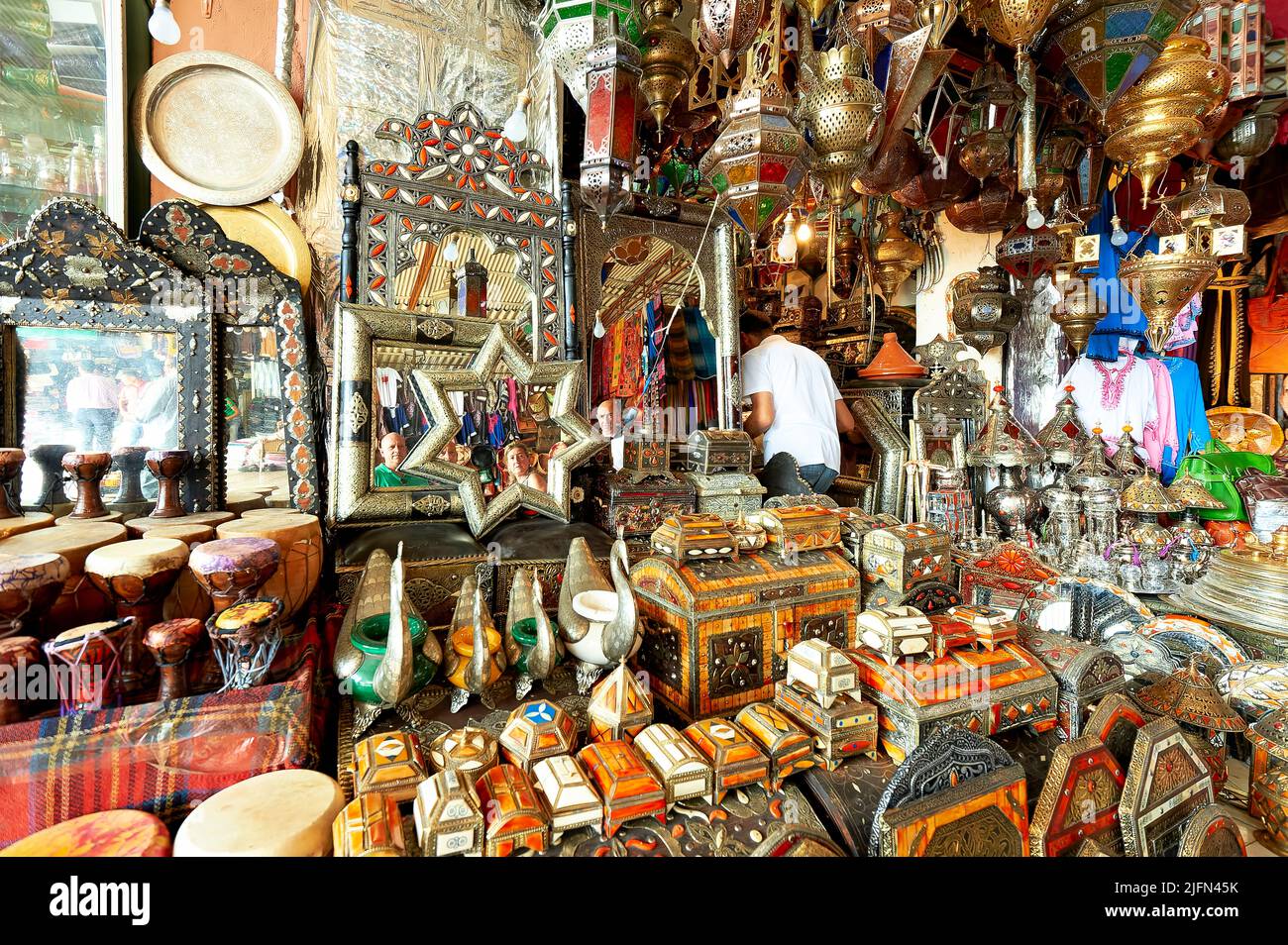 Marokko Marrakesch. Souvenirladen in der Altstadt Stockfoto