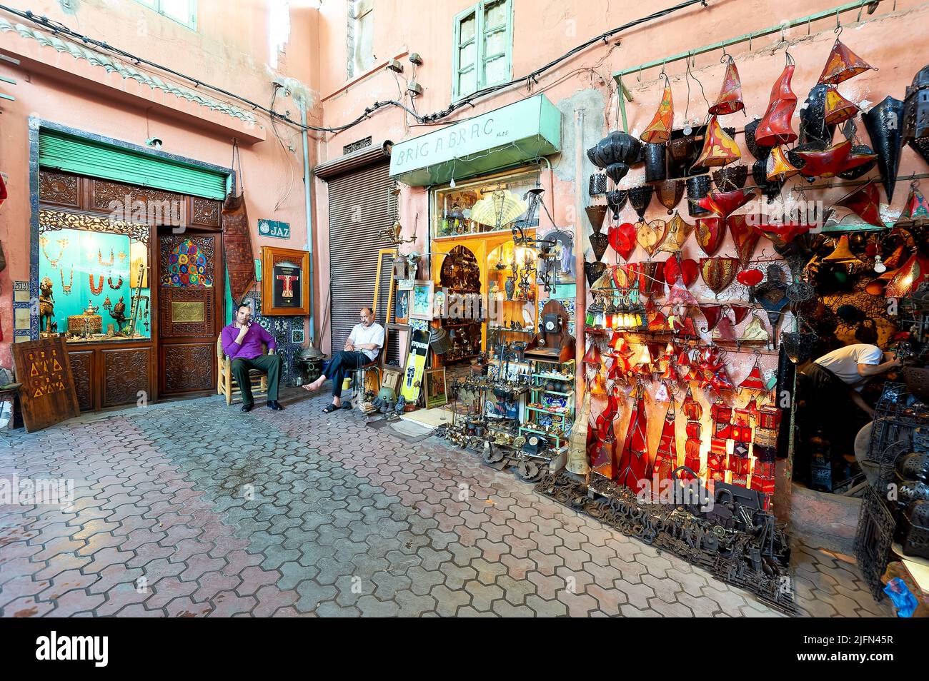 Marokko Marrakesch. Souvenirläden in der Medina Stockfoto