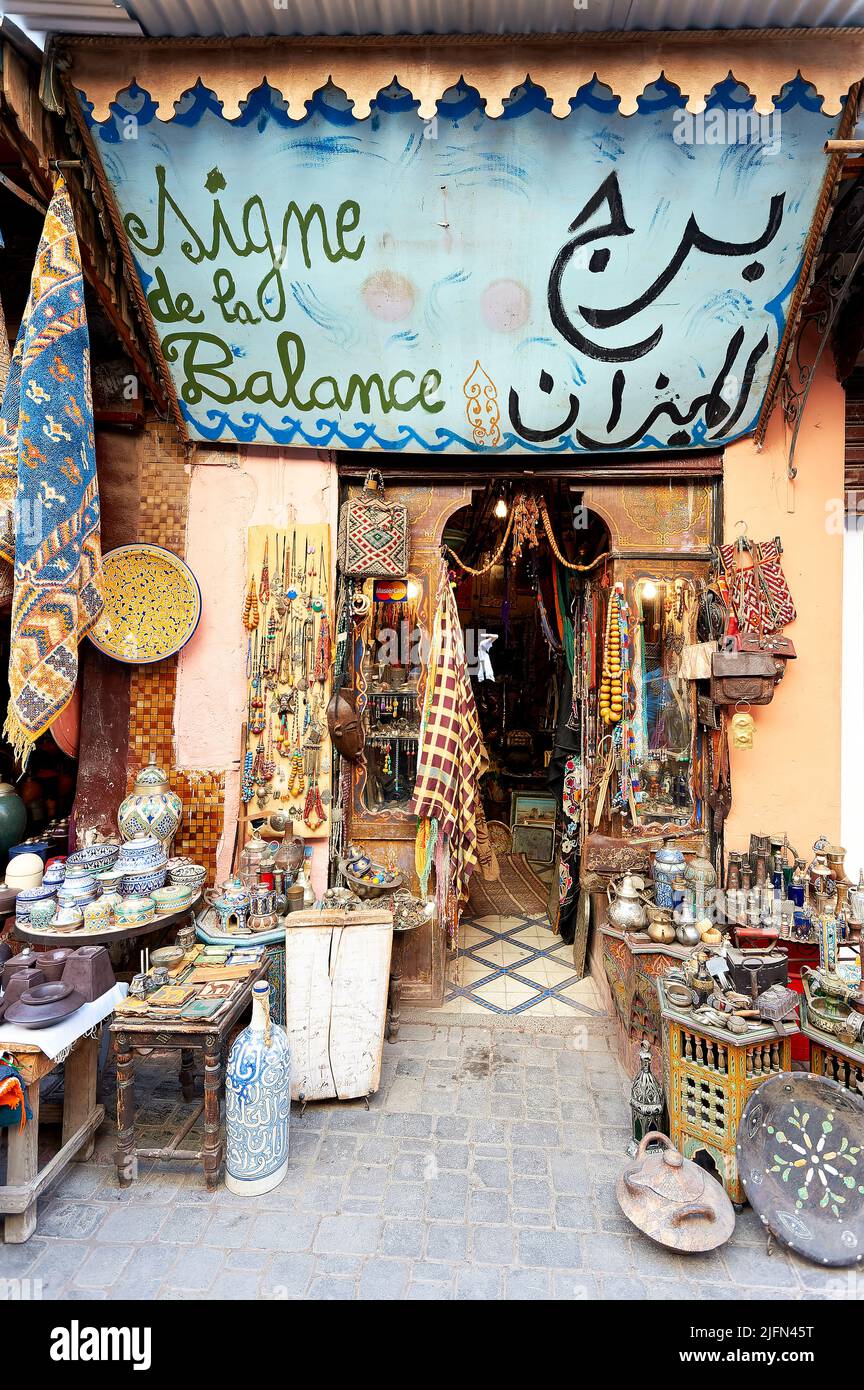 Marokko Marrakesch. Second Hand Dealer im Souk Stockfoto