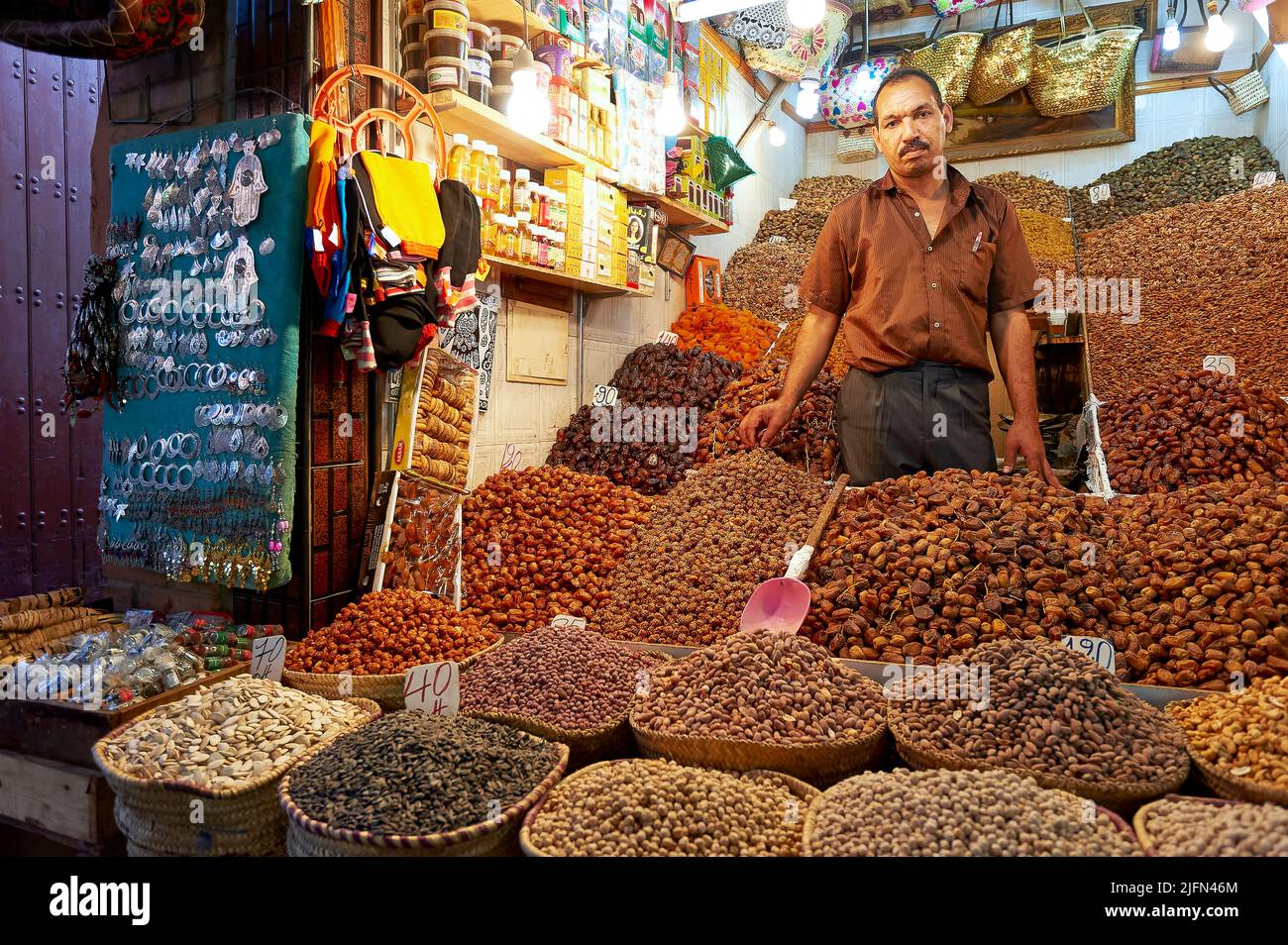 Marokko Marrakesch. Verkauf von getrockneten Früchten im Souk Stockfoto