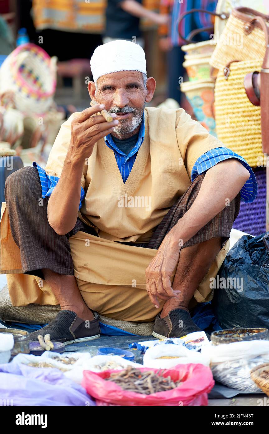 Marokko Marrakesch. Porträt eines Mannes auf dem Markt Stockfoto