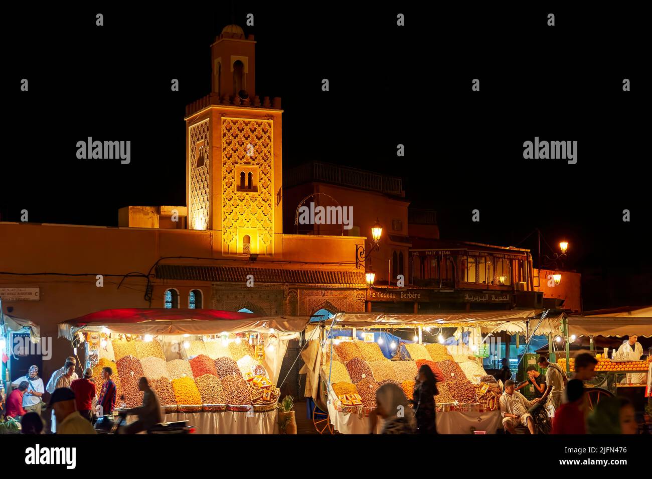 Marokko Marrakesch. Der Nachtmarkt auf dem Djema el Fna Platz bei Sonnenuntergang Stockfoto