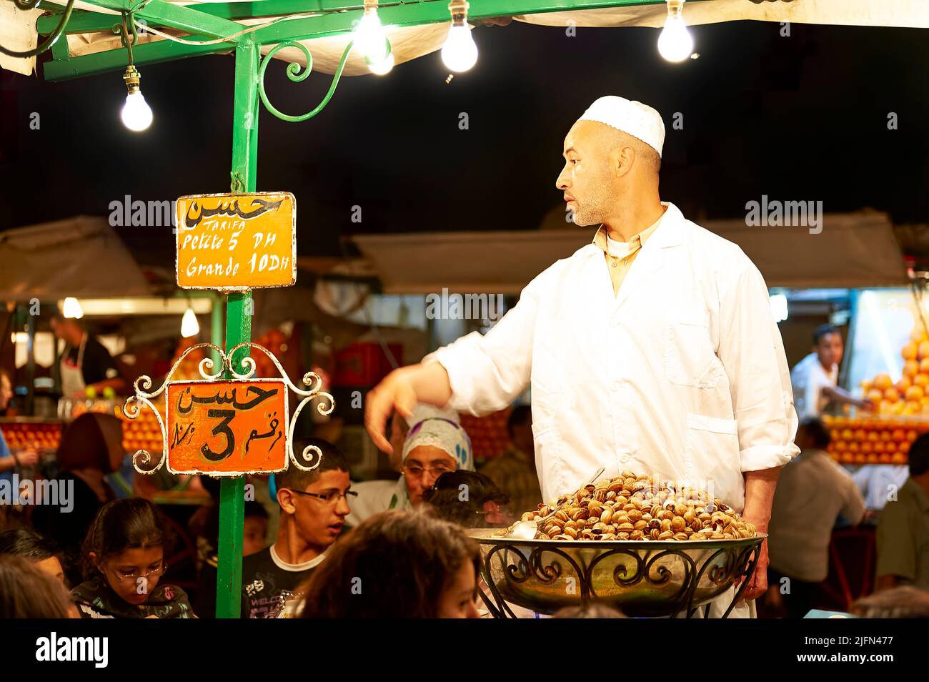 Marokko Marrakesch. Schnecken zum Abendessen auf der Straße Restaurants auf dem Djema el Fna Platz Stockfoto