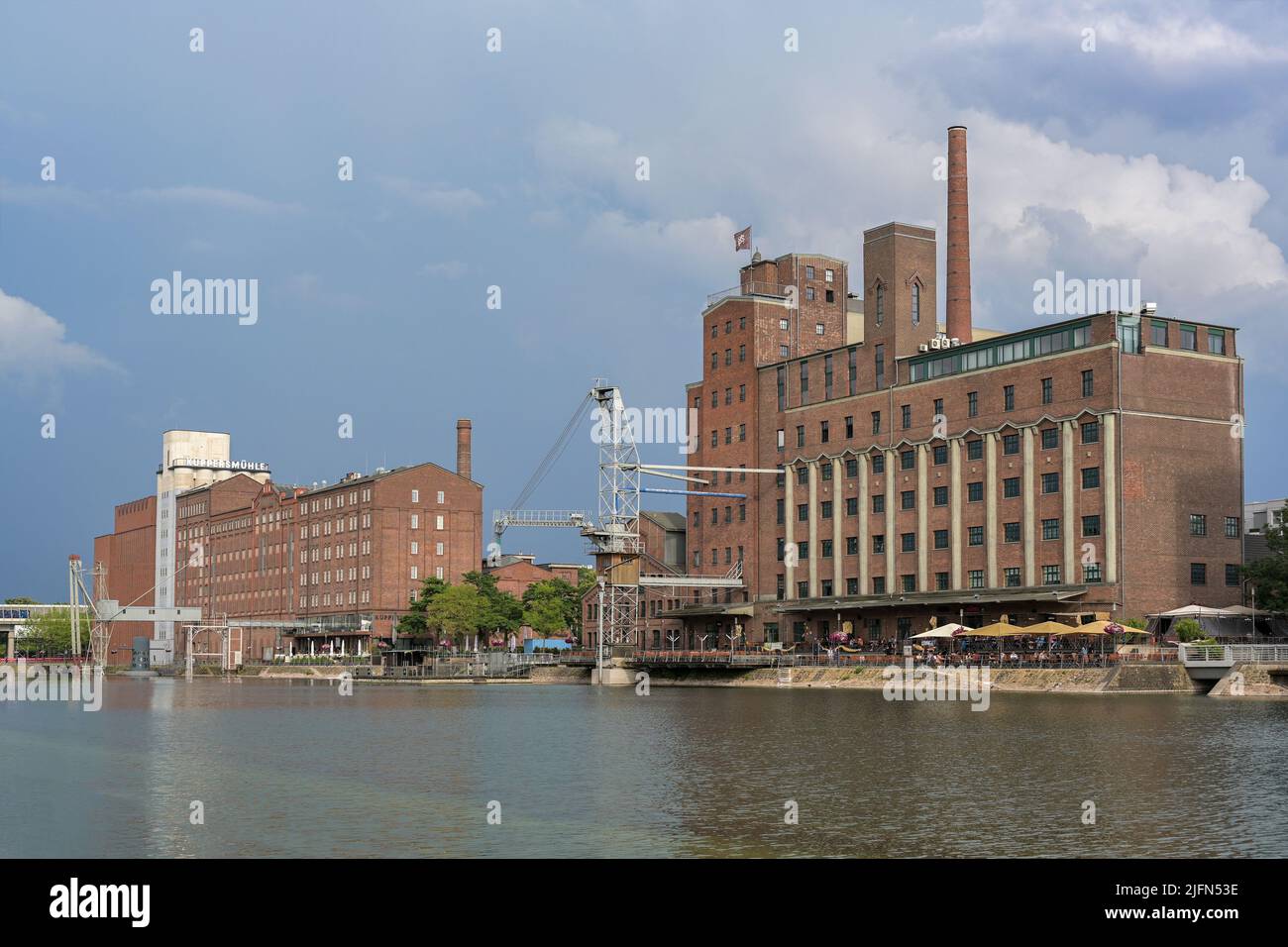 Duisburg, 25. Juni 2022: Historische Backsteinlagerhäuser, heute Museum und Gastronomie am Binnenhafen am Rhein in Duisburg, copy Spa Stockfoto