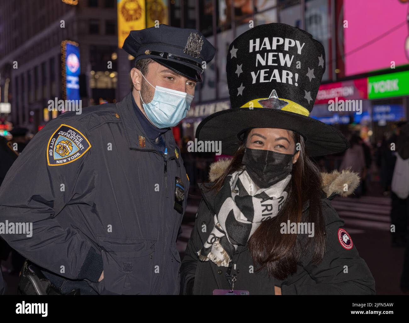 NEW YORK, NY – 31. Dezember 2021: Ein New Yorker Polizist und ein Neujahrsfest werden auf dem Times Square gesehen. Stockfoto