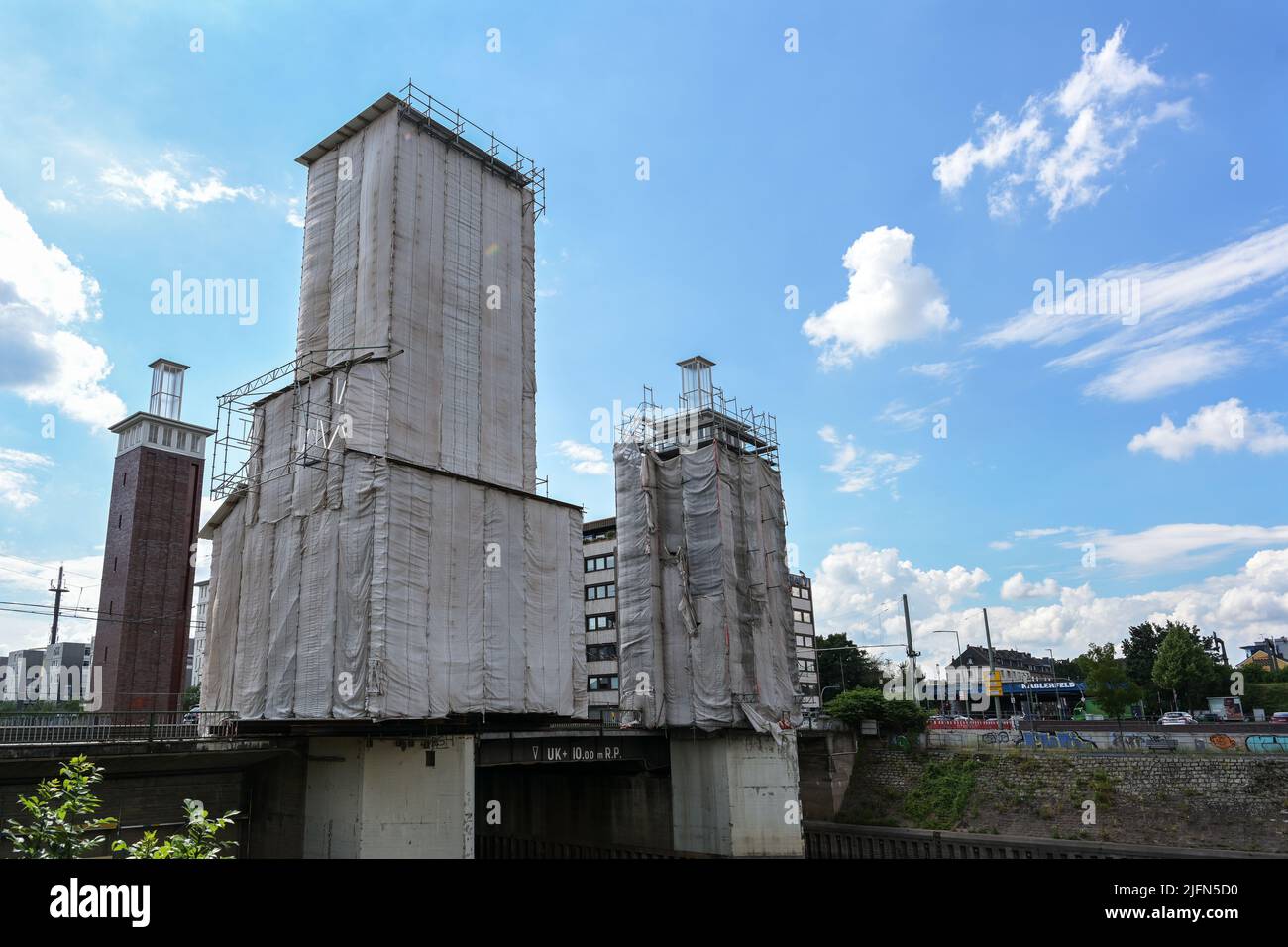 Duisburg, 25. Juni 2022: Brückensanierung am Binnenhafen, mit Gerüsten und umhüllten Gebäuden vor blauem Himmel, Kopierraum, selecte Stockfoto