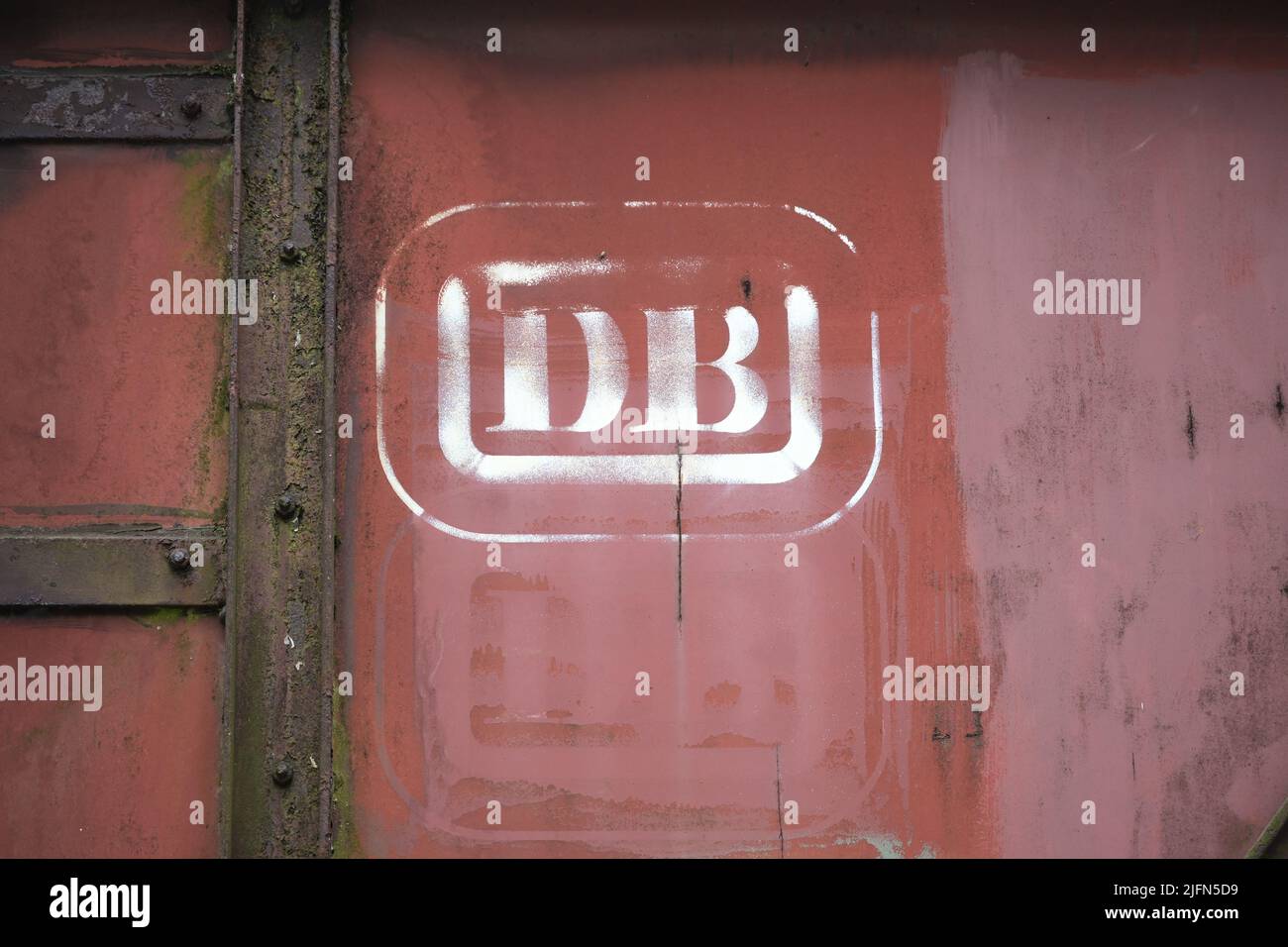 Duisburg, 25. Juni 2022: Logo der Deutschen Bundesbahn (DB) auf einem alten rostigen Güterwagen, Kopierraum, ausgewählter Fokus Stockfoto