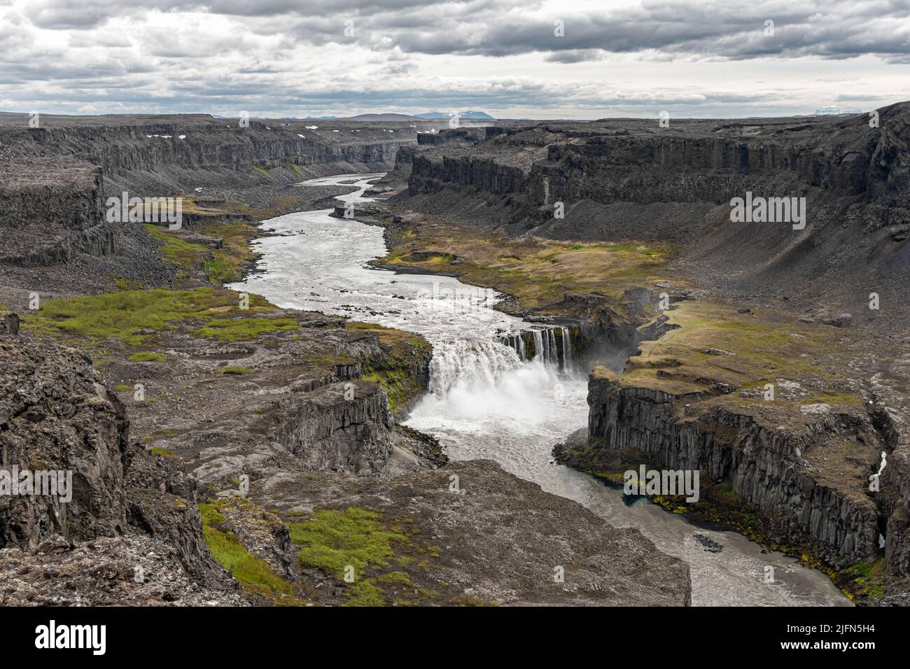 Luftaufnahme des Wasserfalls Hafragilsfoss und der umliegenden Schlucht Jokulsargljufur vom Ostufer des Flusses Jokulsa a Fjollum aus gesehen, im Norden Stockfoto