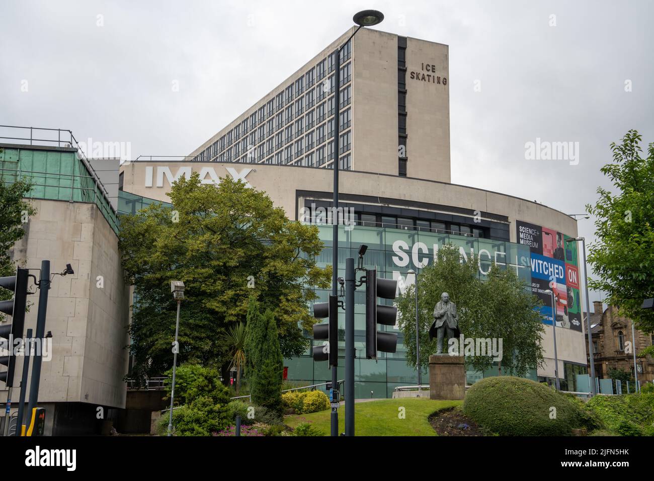 Das National Science and Media Museum im Stadtzentrum von Bradford, Großbritannien, mit einer Statue des britischen Schriftstellers J.B. Priestley vor uns. Stockfoto