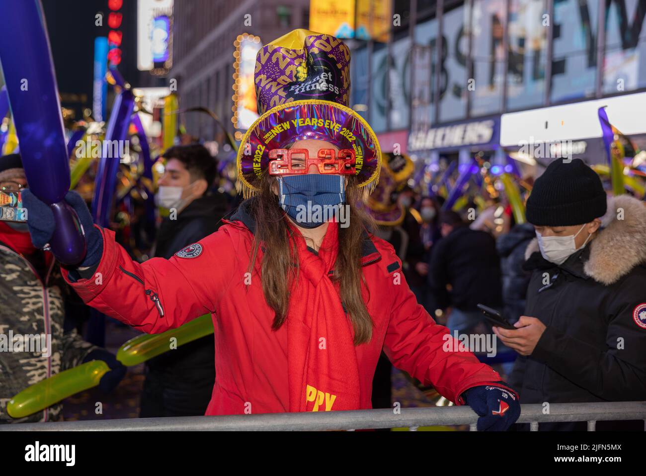 NEW YORK, New York – 31. Dezember 2021: Silvester-Feiernden werden auf dem Times Square zu sehen. Stockfoto