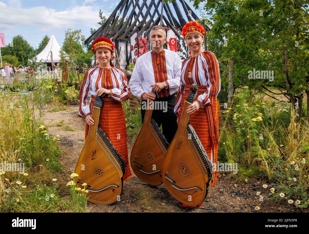 London, Großbritannien. 4.. Juli 2022. Ukrainische Band im ukrainischen Garten. Große Menschenmassen und schönes Wetter bei der Flower Show. The RHS Hampton Court 4.-9. July 2022. Kredit: Karl Black/Alamy Live Nachrichten Stockfoto