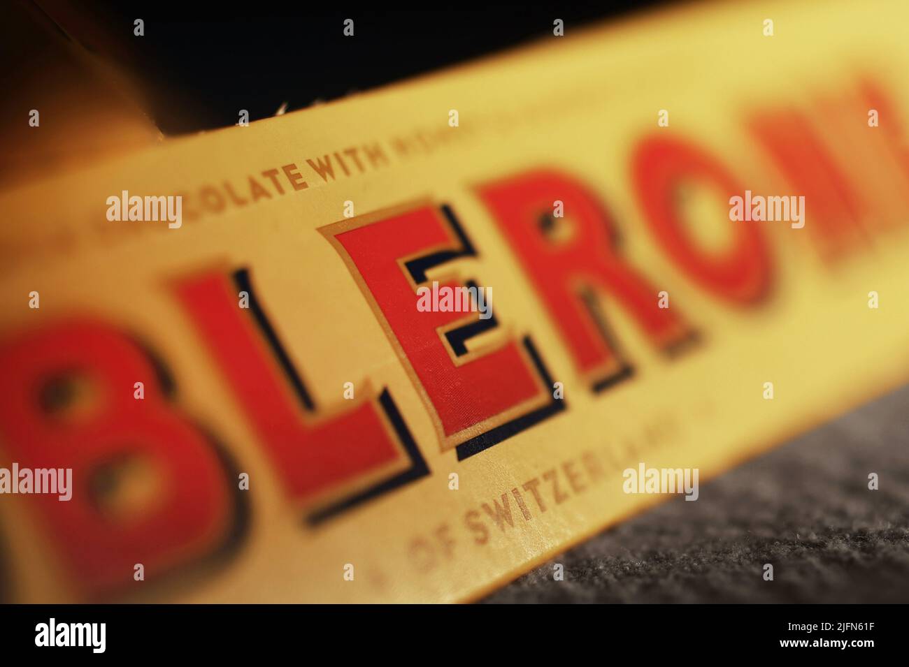 Eine Toblerone-Schokolade in der Abendsonne auf einem Küchentisch zu Hause. Toblerone wird das Etikett „der Schweiz“ von der Vorderseite seiner Verpackung verlieren, nachdem er sich für die Eröffnung eines Produktionsstandorts für Schokolade in der Slowakei entschieden hat. Stockfoto