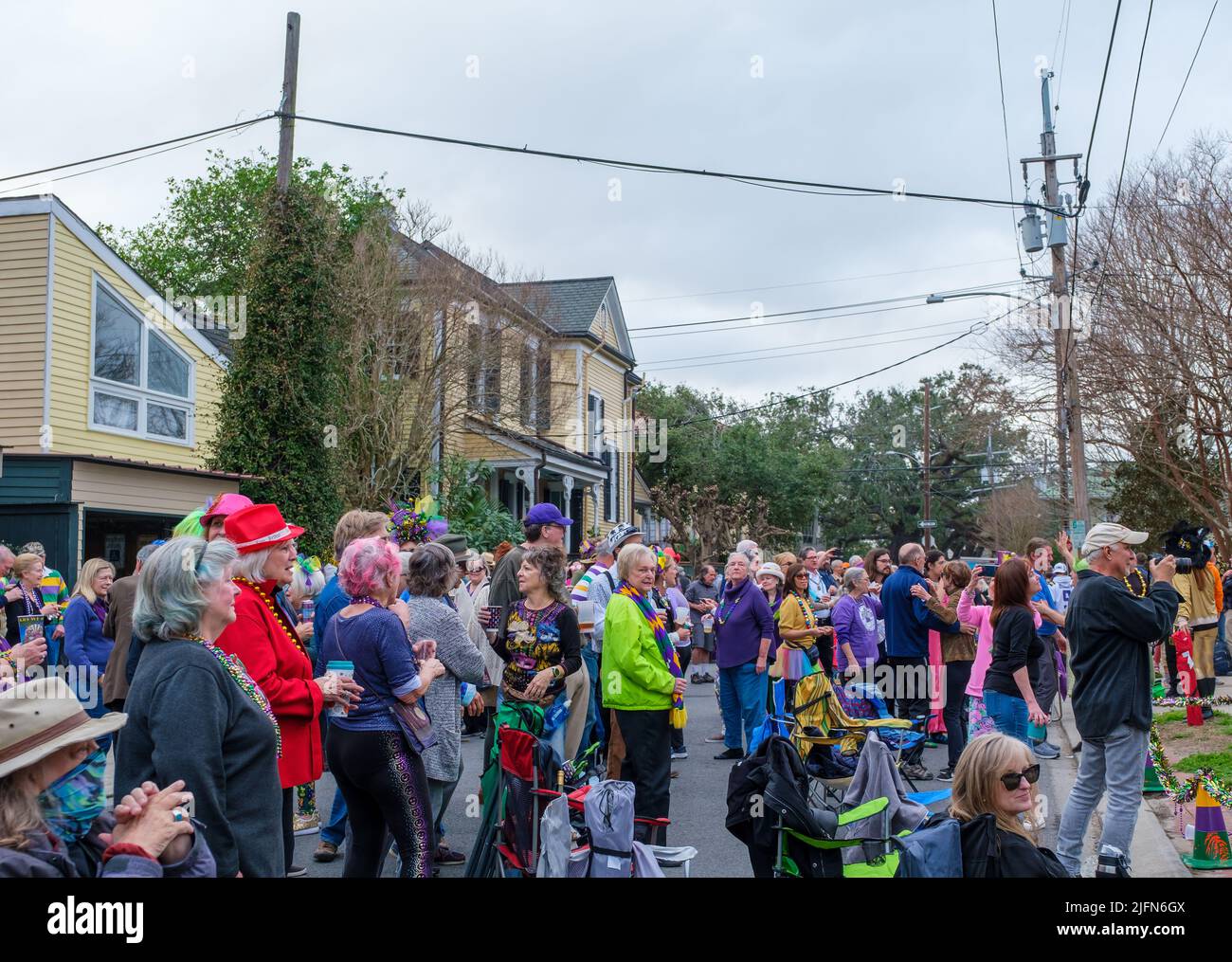 NEW ORLEANS, LA, USA - 29. FEBRUAR 2022: Die Menge genießt die Musik auf der Mardi Gras Block Party auf den Straßen des Uptown Viertels Stockfoto