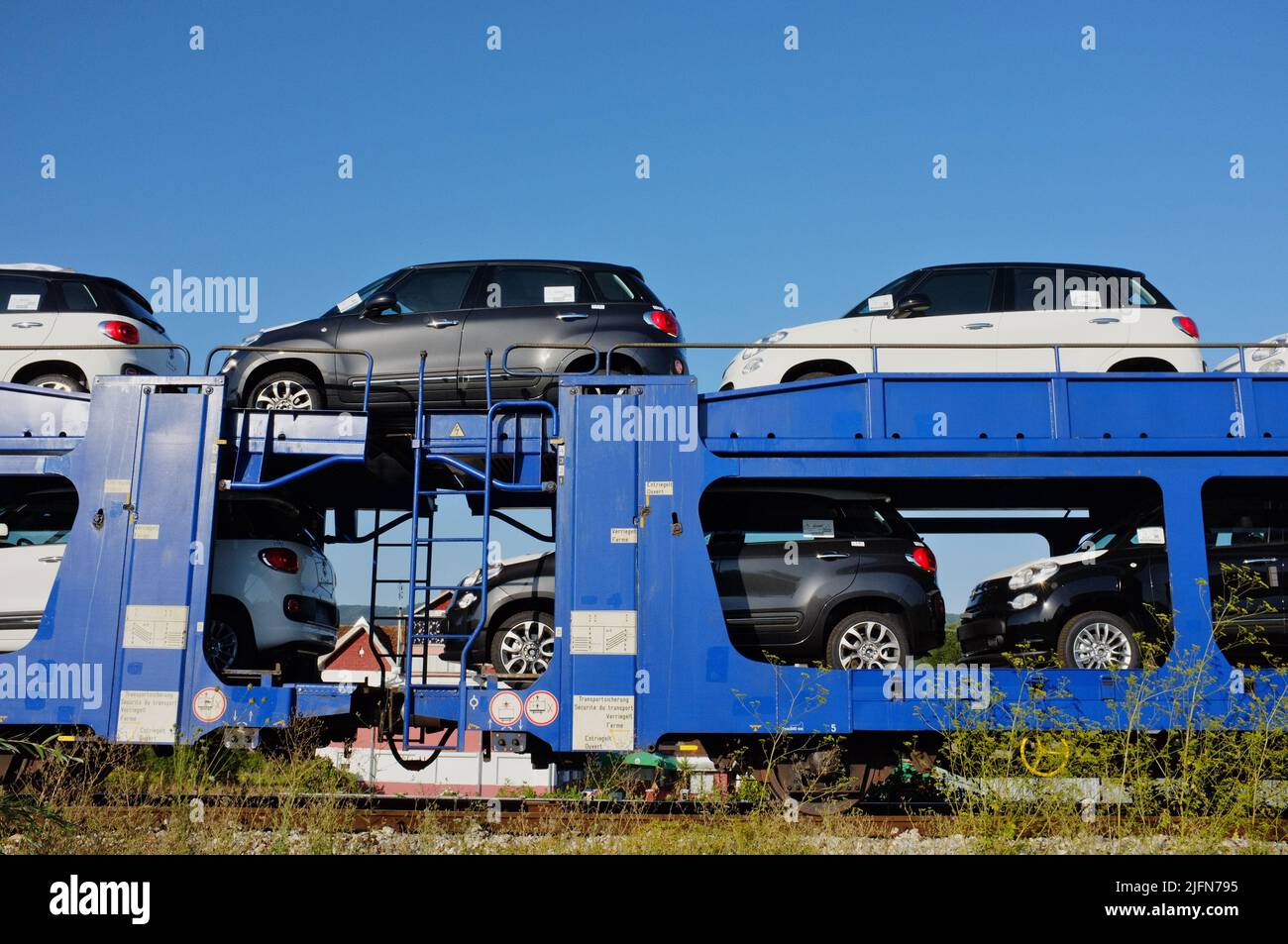 Neue Autos, Fiat 500L, in einem Güterzug des Automobilgeschäfts, der Logistik und des Services von Mosolf in Serbien Stockfoto
