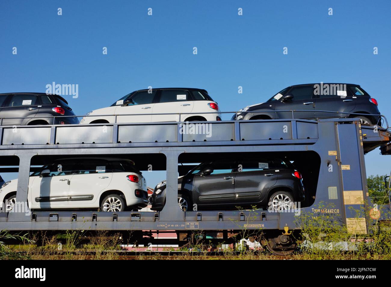 Neue Autos, Fiat 500L, in einem Güterzug des Automobilgeschäfts, der Logistik und des Services von Mosolf in Serbien Stockfoto