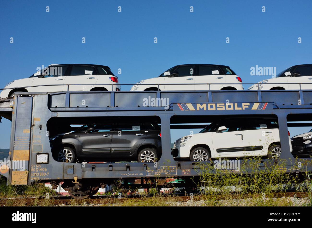 Neue Autos, Fiat 500L, in einem Güterzug des Automobilgeschäfts, der Logistik und des Services von Mosolf in Serbien Stockfoto